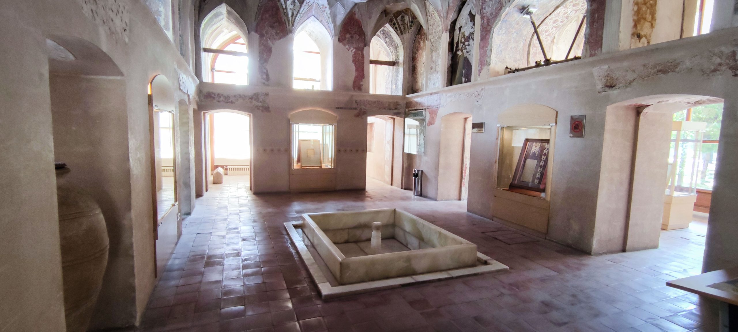 عمارت کلاه فرنگی ـ کاخ چهلستون قزوین - عکس توسط مریم کاشانکی عمارت کلاه فرنگی ـ کاخ چهلستون قزوین - عکس توسط مریم کاشانکی