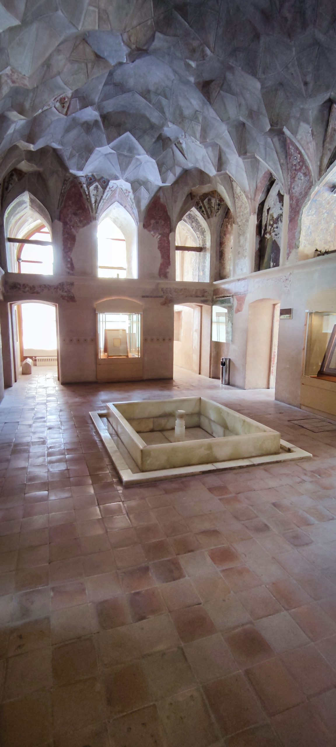عمارت کلاه فرنگی ـ کاخ چهلستون قزوین - عکس توسط مریم کاشانکی عمارت کلاه فرنگی ـ کاخ چهلستون قزوین - عکس توسط مریم کاشانکی