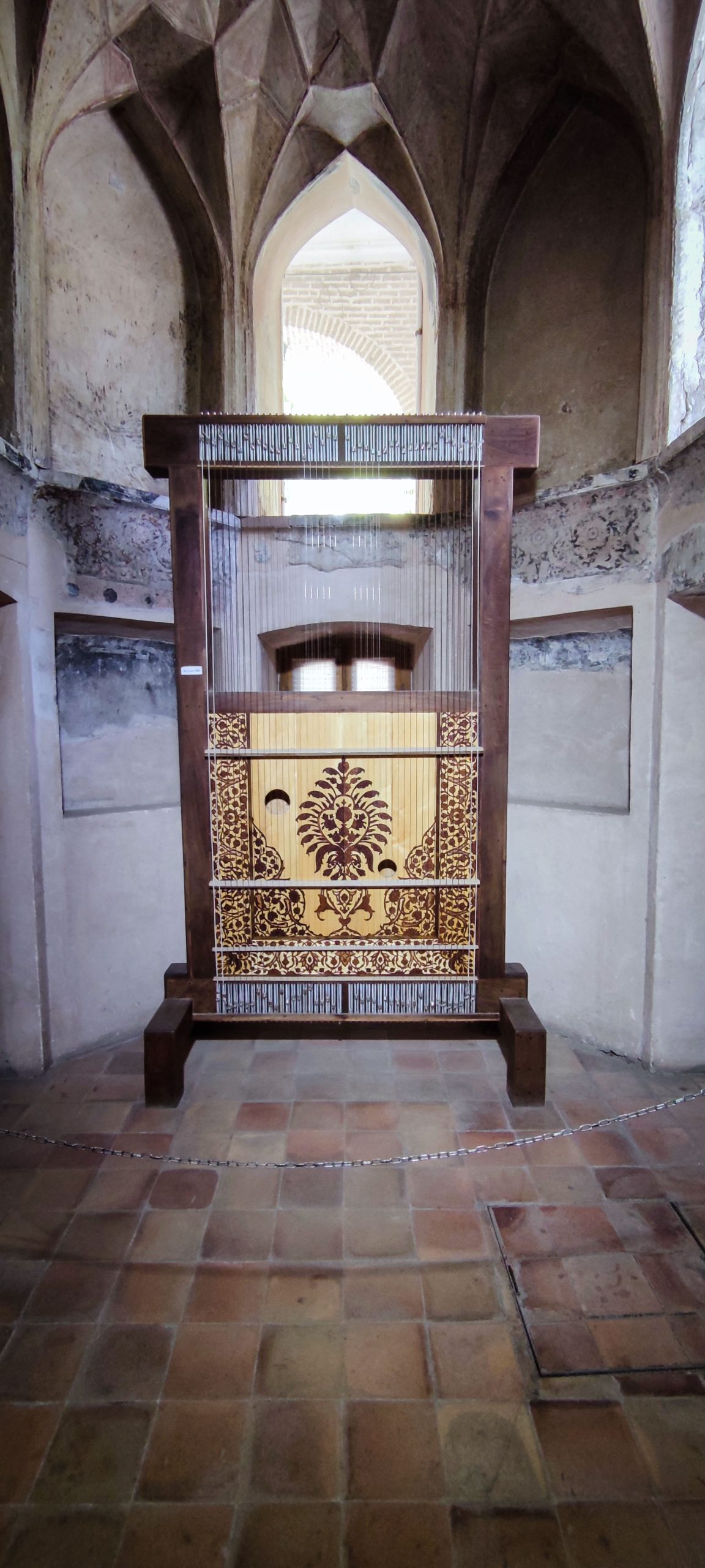 ساز فرش در عمارت کلاه فرنگی ـ کاخ چهلستون قزوین - عکس توسط مریم کاشانکی ساز فرش در عمارت کلاه فرنگی ـ کاخ چهلستون قزوین - عکس توسط مریم کاشانکی