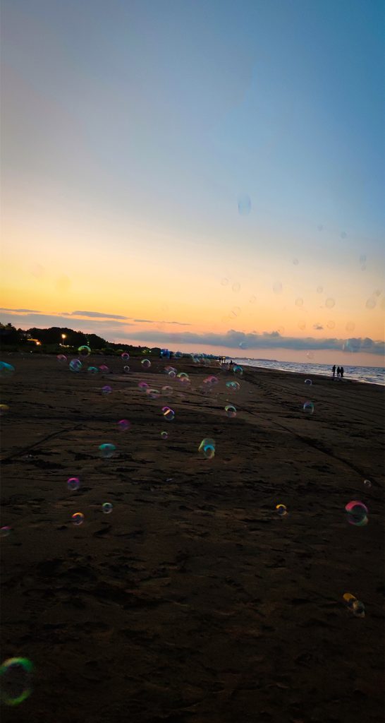 حباب‌ها در ساحل - عکس از مریم کاشانکی